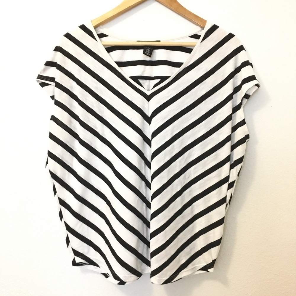 🚨last chance! Black and white striped shirt